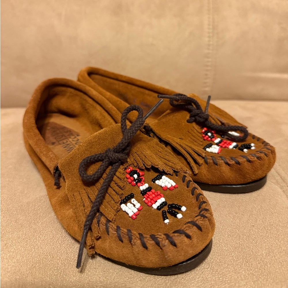Minnetonka Moccasin Size 6 Beaded Eagle Brown Moccasins